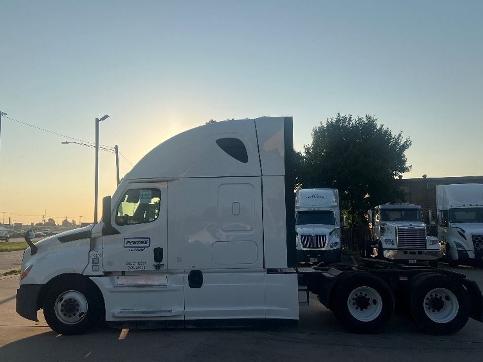 Sleeper Tractor-Heavy Duty Tractors-Freightliner-2020-T12664ST-Houston-TX-531,163\n\t\tmiles-$ 61,750 - Image 4