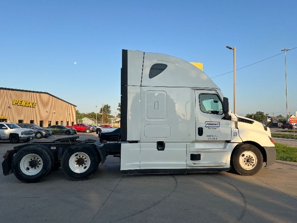 Sleeper Tractor-Heavy Duty Tractors-Freightliner-2020-T12664ST-Houston-TX-531,163\n\t\tmiles-$ 61,750 - Image 8