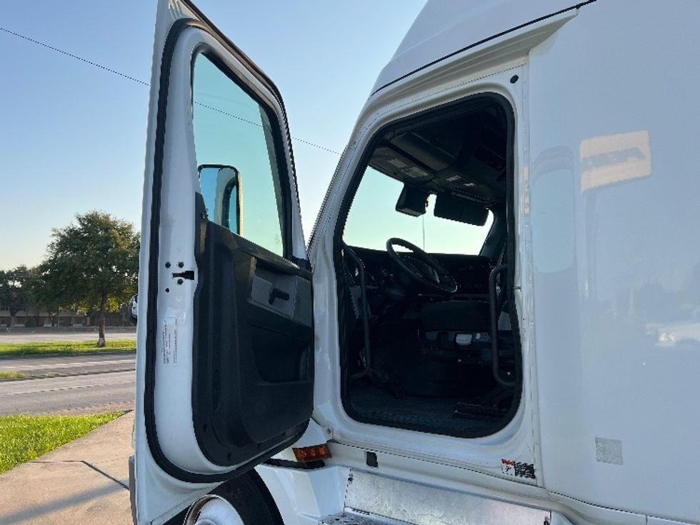 Sleeper Tractor-Heavy Duty Tractors-Freightliner-2020-T12664ST-Houston-TX-531,163\n\t\tmiles-$ 61,750 - Image 9