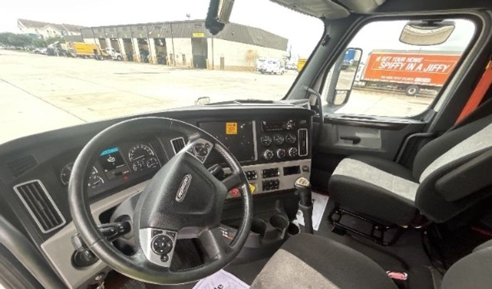 Sleeper Tractor-Heavy Duty Tractors-Freightliner-2020-T12664ST-Houston-TX-541,772\n\t\tmiles-$ 61,500 - Image 10