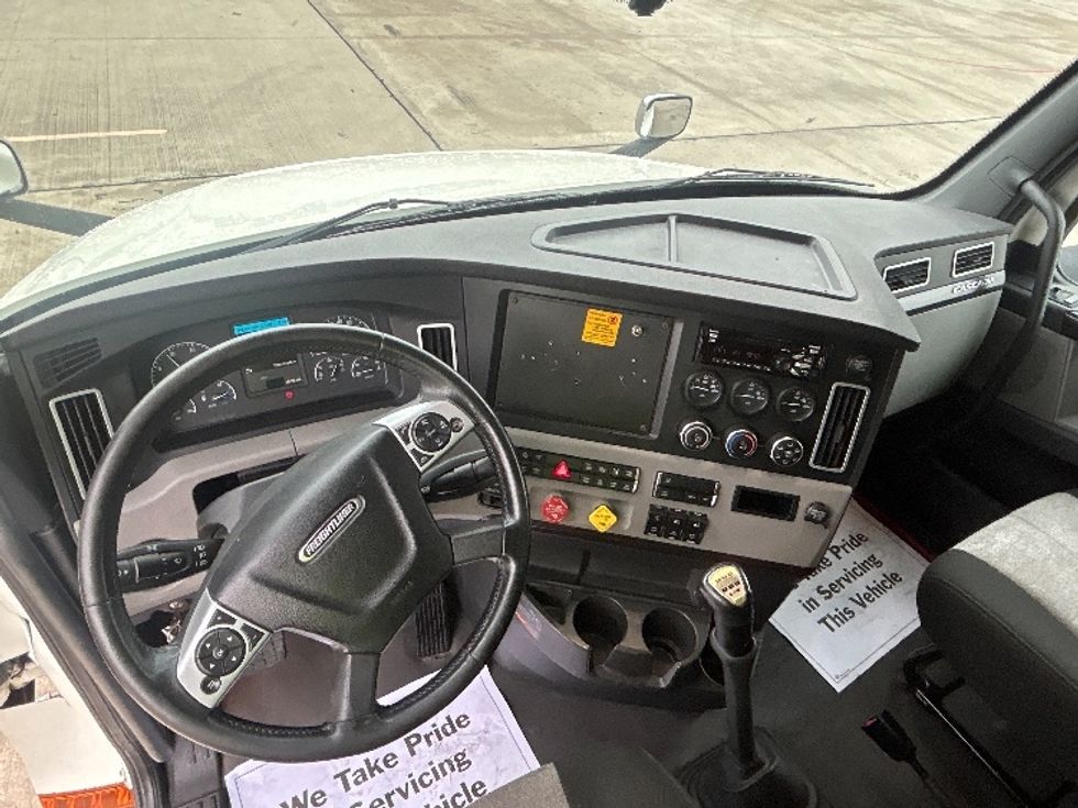 Sleeper Tractor-Heavy Duty Tractors-Freightliner-2020-T12664ST-Houston-TX-541,772\n\t\tmiles-$ 61,500 - Image 11