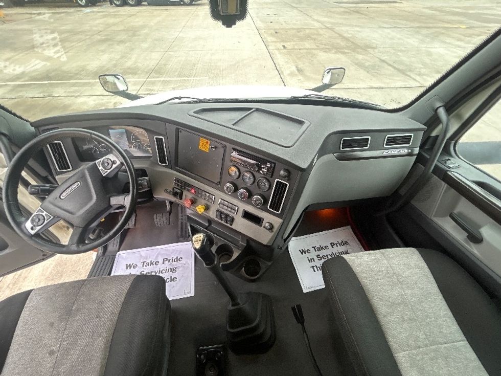 Sleeper Tractor-Heavy Duty Tractors-Freightliner-2020-T12664ST-Houston-TX-541,772\n\t\tmiles-$ 61,500 - Image 12