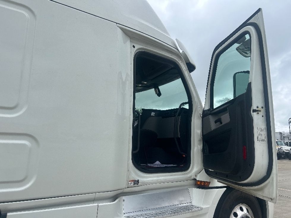 Sleeper Tractor-Heavy Duty Tractors-Freightliner-2020-T12664ST-Houston-TX-541,772\n\t\tmiles-$ 61,500 - Image 13
