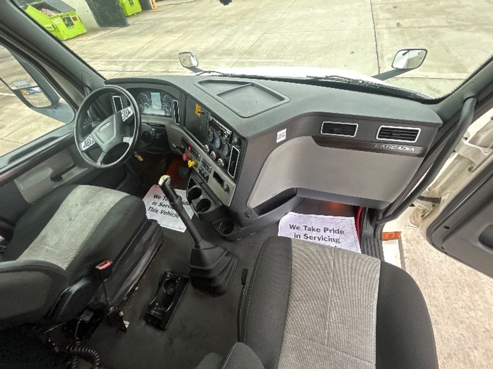 Sleeper Tractor-Heavy Duty Tractors-Freightliner-2020-T12664ST-Houston-TX-541,772\n\t\tmiles-$ 61,500 - Image 15