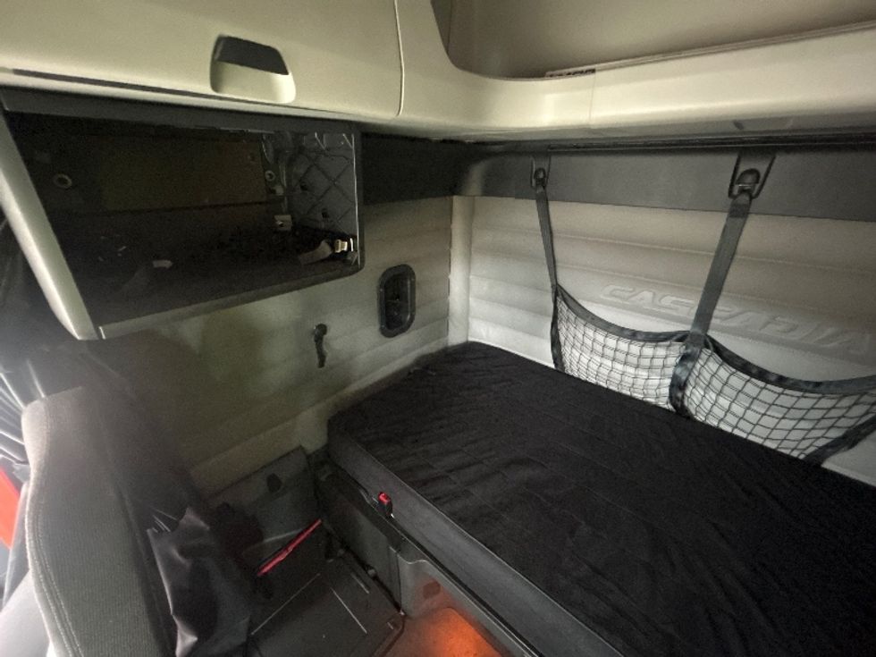 Sleeper Tractor-Heavy Duty Tractors-Freightliner-2020-T12664ST-Houston-TX-541,772\n\t\tmiles-$ 61,500 - Image 19