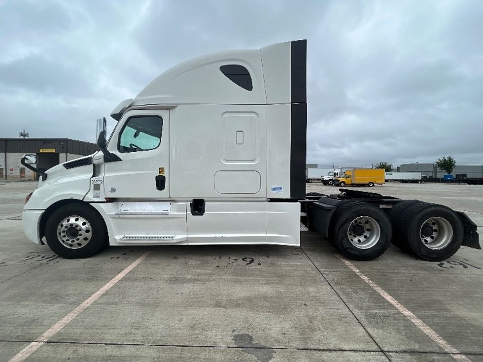 Sleeper Tractor-Heavy Duty Tractors-Freightliner-2020-T12664ST-Houston-TX-541,772\n\t\tmiles-$ 61,500 - Image 4
