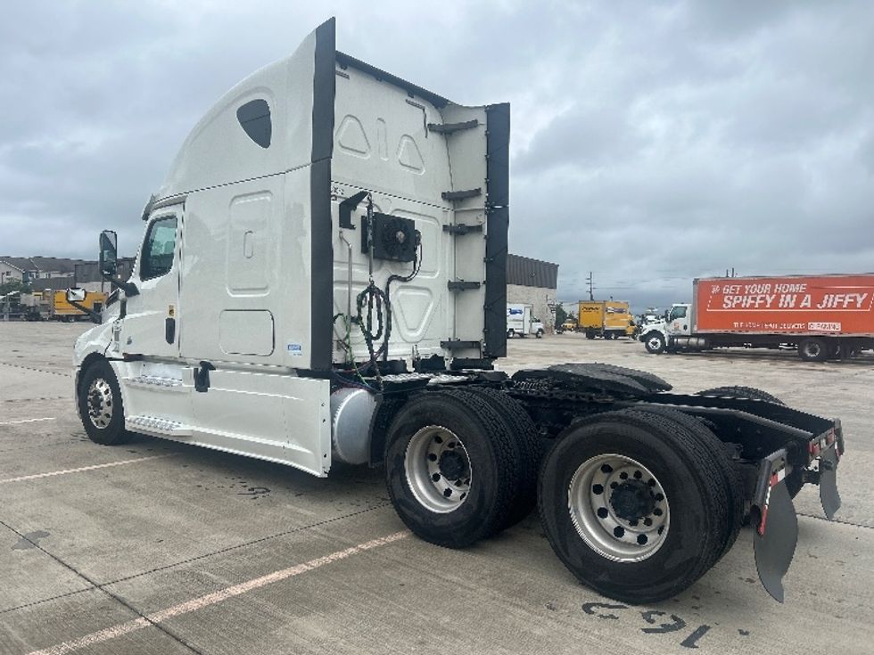 Sleeper Tractor-Heavy Duty Tractors-Freightliner-2020-T12664ST-Houston-TX-541,772\n\t\tmiles-$ 61,500 - Image 5