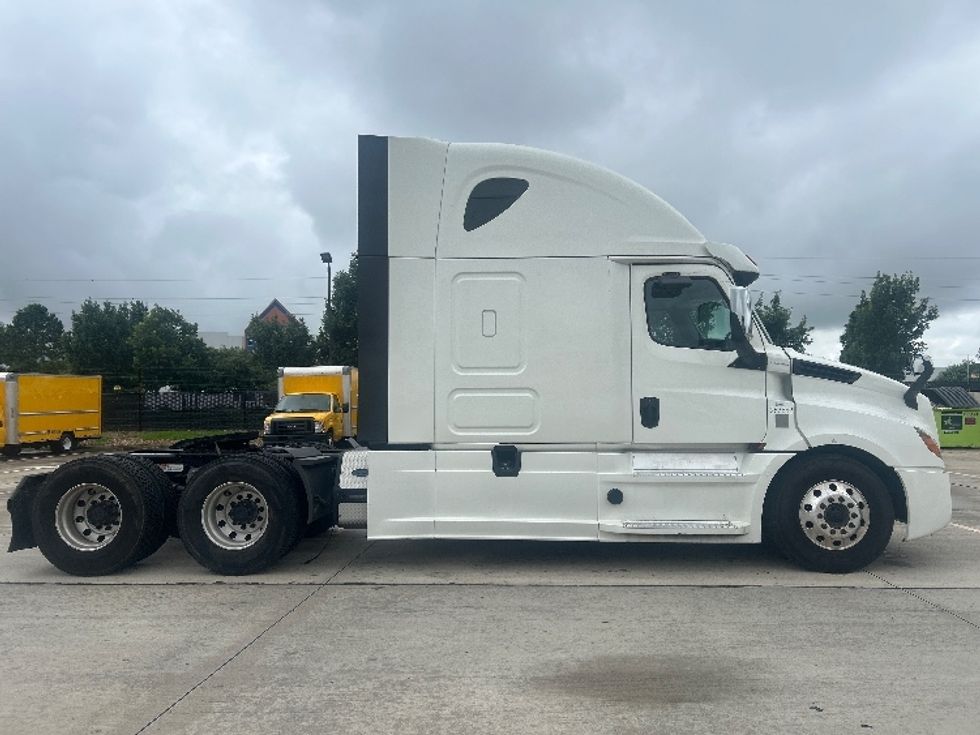 Sleeper Tractor-Heavy Duty Tractors-Freightliner-2020-T12664ST-Houston-TX-541,772\n\t\tmiles-$ 61,500 - Image 8