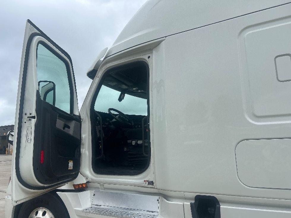 Sleeper Tractor-Heavy Duty Tractors-Freightliner-2020-T12664ST-Houston-TX-541,772\n\t\tmiles-$ 61,500 - Image 9