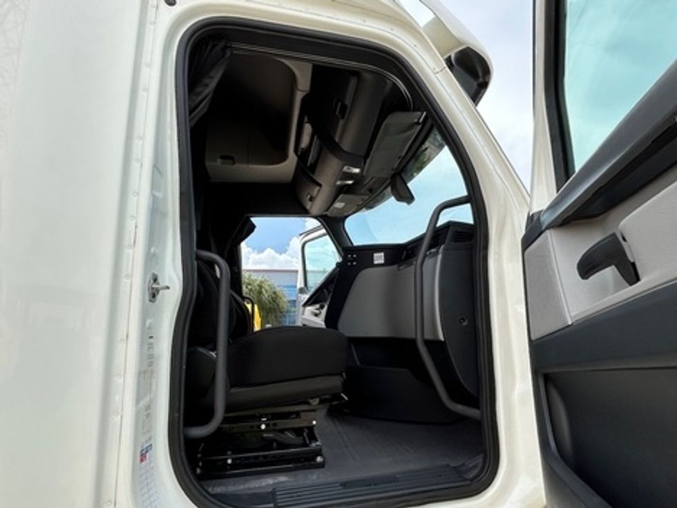 Sleeper Tractor-Heavy Duty Tractors-Freightliner-2020-T12664ST-Houston-TX-544,821\n\t\tmiles-$ 53,250 - Image 11