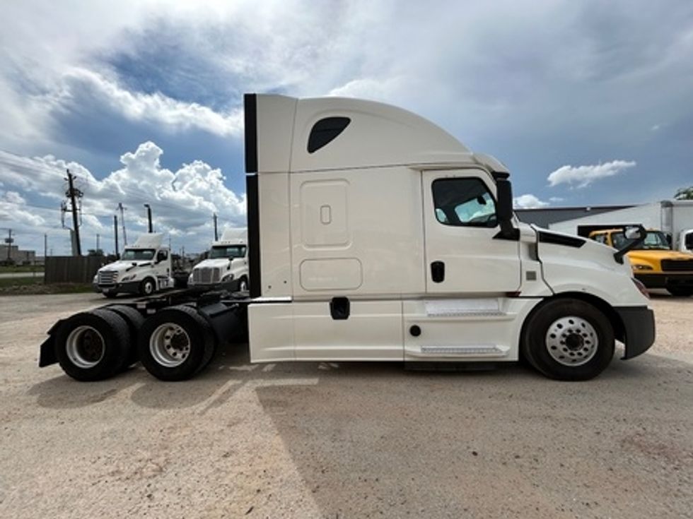 Sleeper Tractor-Heavy Duty Tractors-Freightliner-2020-T12664ST-Houston-TX-544,821\n\t\tmiles-$ 53,250 - Image 4