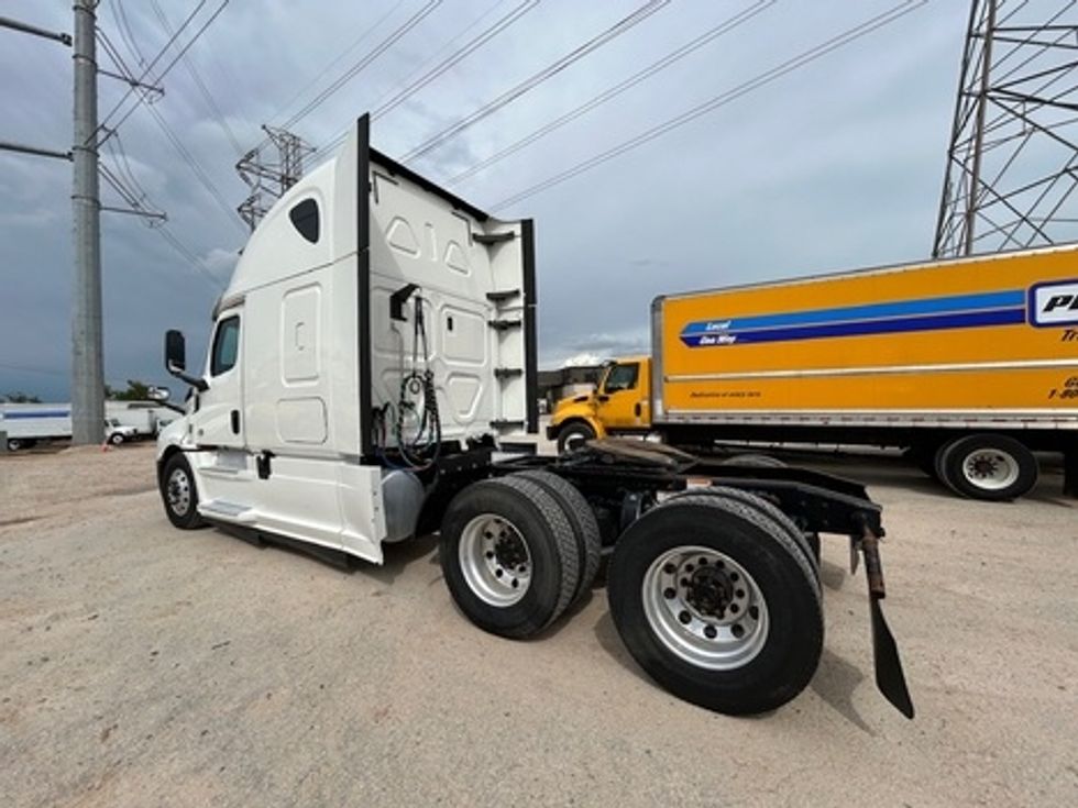 Sleeper Tractor-Heavy Duty Tractors-Freightliner-2020-T12664ST-Houston-TX-544,821\n\t\tmiles-$ 53,250 - Image 7