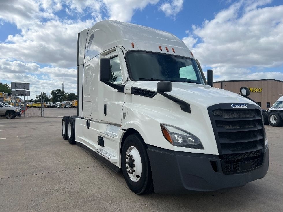 Sleeper Tractor-Heavy Duty Tractors-Freightliner-2020-T12664ST-Houston-TX-564,986\n\t\tmiles-$ 58,250 - Image 1