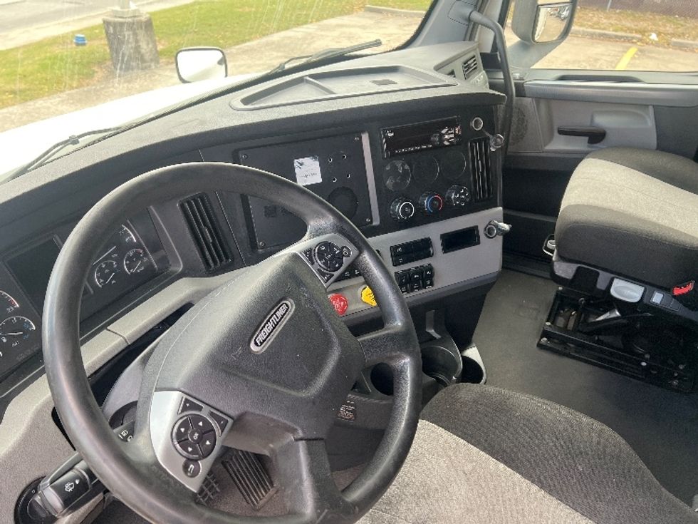 Sleeper Tractor-Heavy Duty Tractors-Freightliner-2020-T12664ST-Houston-TX-564,986\n\t\tmiles-$ 58,250 - Image 10