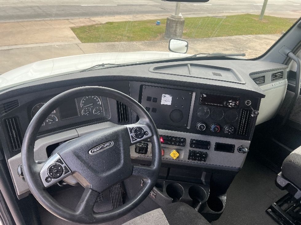 Sleeper Tractor-Heavy Duty Tractors-Freightliner-2020-T12664ST-Houston-TX-564,986\n\t\tmiles-$ 58,250 - Image 11
