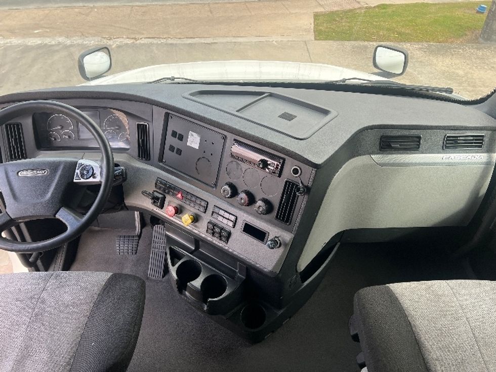 Sleeper Tractor-Heavy Duty Tractors-Freightliner-2020-T12664ST-Houston-TX-564,986\n\t\tmiles-$ 58,250 - Image 12