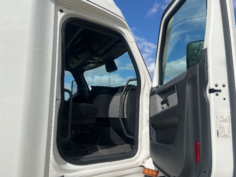 Sleeper Tractor-Heavy Duty Tractors-Freightliner-2020-T12664ST-Houston-TX-564,986\n\t\tmiles-$ 58,250 - Image 13