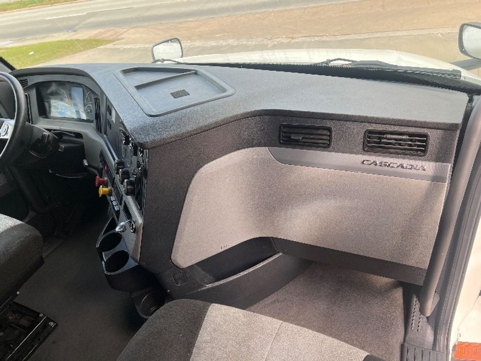 Sleeper Tractor-Heavy Duty Tractors-Freightliner-2020-T12664ST-Houston-TX-564,986\n\t\tmiles-$ 58,250 - Image 14