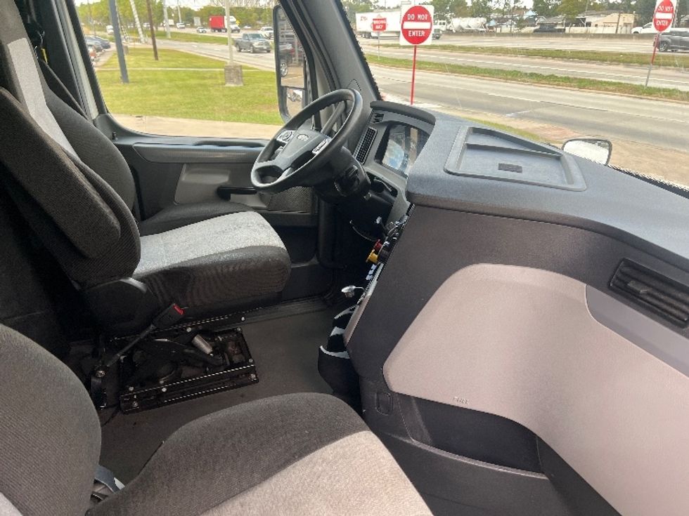 Sleeper Tractor-Heavy Duty Tractors-Freightliner-2020-T12664ST-Houston-TX-564,986\n\t\tmiles-$ 58,250 - Image 15