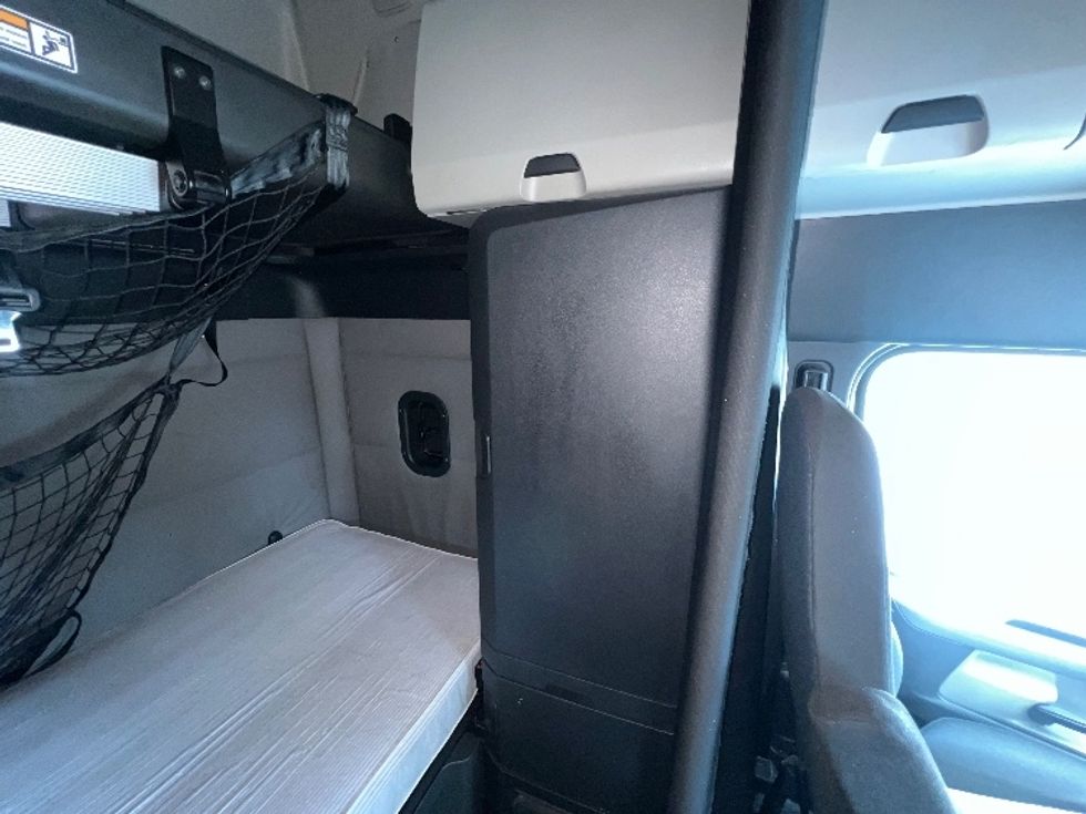 Sleeper Tractor-Heavy Duty Tractors-Freightliner-2020-T12664ST-Houston-TX-564,986\n\t\tmiles-$ 58,250 - Image 18