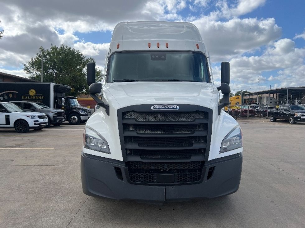 Sleeper Tractor-Heavy Duty Tractors-Freightliner-2020-T12664ST-Houston-TX-564,986\n\t\tmiles-$ 58,250 - Image 2