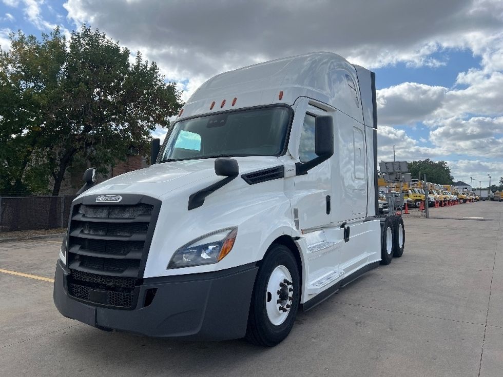 Sleeper Tractor-Heavy Duty Tractors-Freightliner-2020-T12664ST-Houston-TX-564,986\n\t\tmiles-$ 58,250 - Image 3
