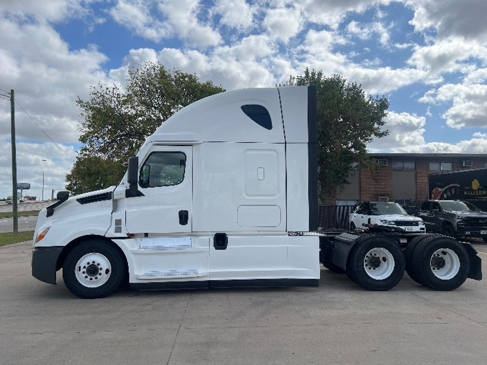 Sleeper Tractor-Heavy Duty Tractors-Freightliner-2020-T12664ST-Houston-TX-564,986\n\t\tmiles-$ 58,250 - Image 4