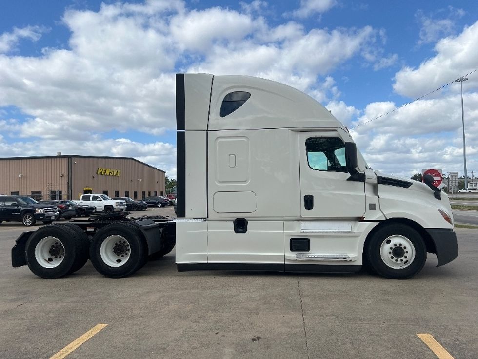 Sleeper Tractor-Heavy Duty Tractors-Freightliner-2020-T12664ST-Houston-TX-564,986\n\t\tmiles-$ 58,250 - Image 8