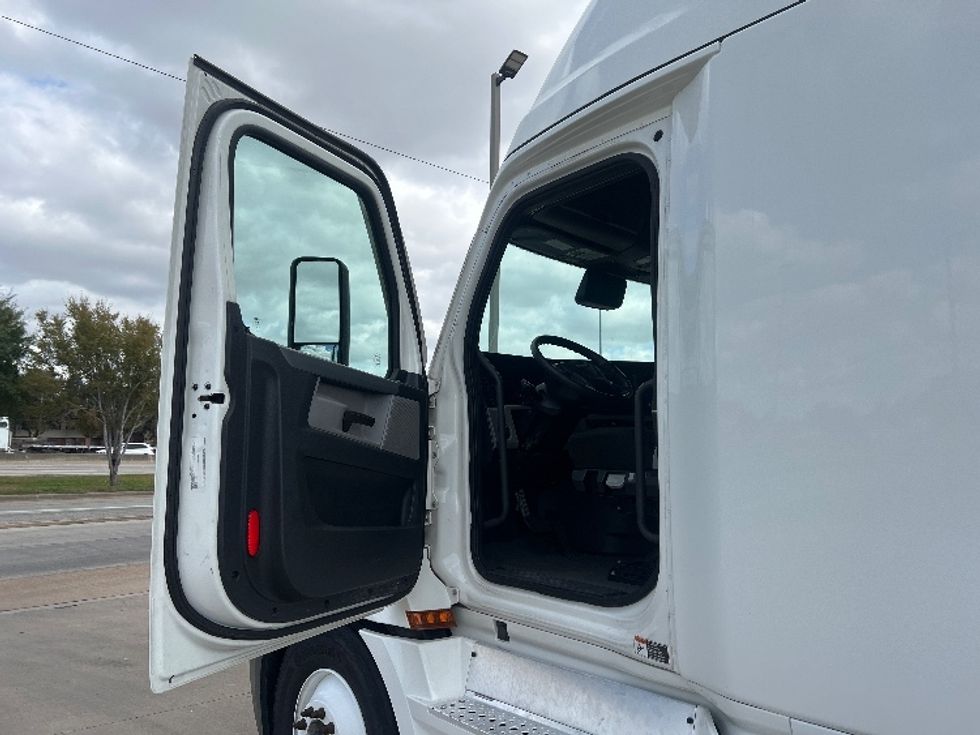 Sleeper Tractor-Heavy Duty Tractors-Freightliner-2020-T12664ST-Houston-TX-564,986\n\t\tmiles-$ 58,250 - Image 9