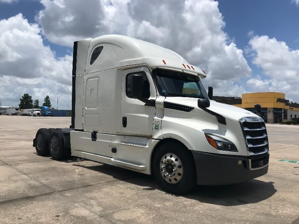 Sleeper Tractor-Heavy Duty Tractors-Freightliner-2020-T12664ST-Houston-TX-581,462\n\t\tmiles-$ 59,000 - Image 1