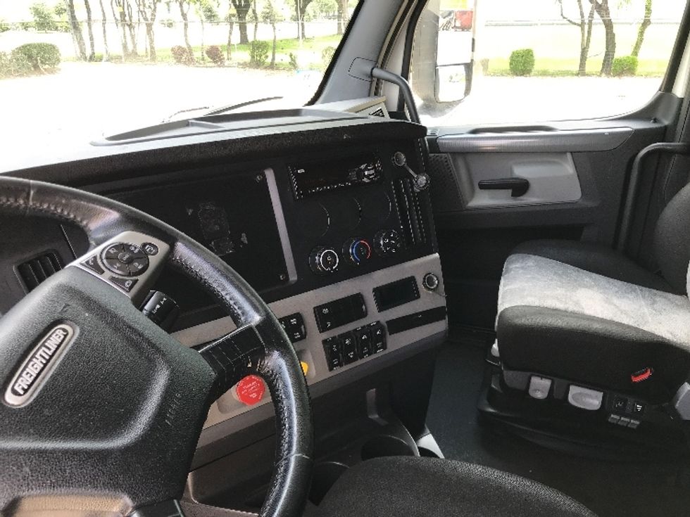 Sleeper Tractor-Heavy Duty Tractors-Freightliner-2020-T12664ST-Houston-TX-581,462\n\t\tmiles-$ 59,000 - Image 10