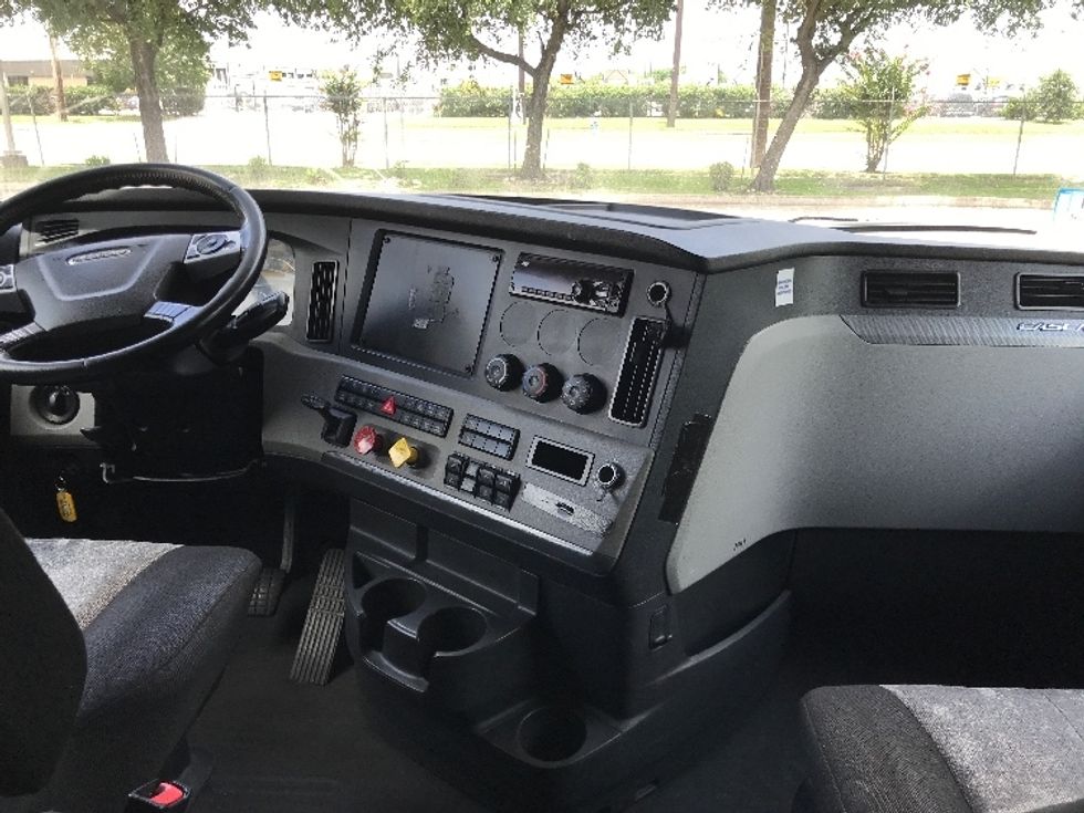Sleeper Tractor-Heavy Duty Tractors-Freightliner-2020-T12664ST-Houston-TX-581,462\n\t\tmiles-$ 59,000 - Image 11