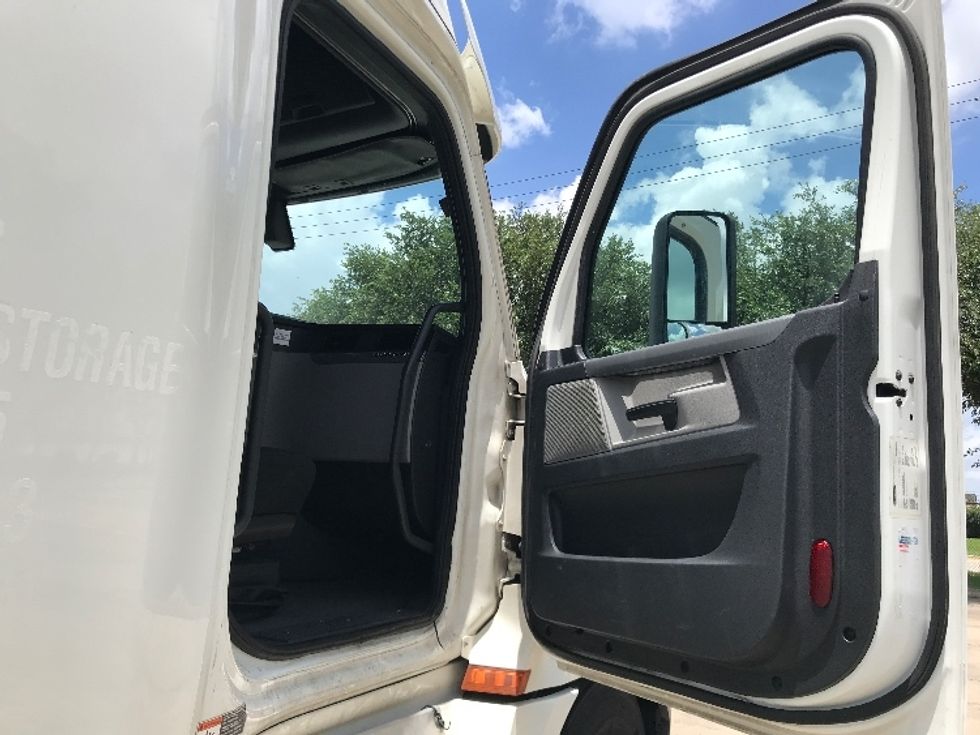 Sleeper Tractor-Heavy Duty Tractors-Freightliner-2020-T12664ST-Houston-TX-581,462\n\t\tmiles-$ 59,000 - Image 12