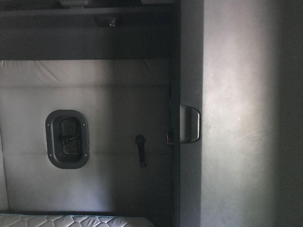 Sleeper Tractor-Heavy Duty Tractors-Freightliner-2020-T12664ST-Houston-TX-581,462\n\t\tmiles-$ 59,000 - Image 17