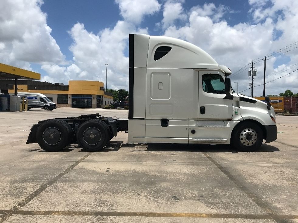 Sleeper Tractor-Heavy Duty Tractors-Freightliner-2020-T12664ST-Houston-TX-581,462\n\t\tmiles-$ 59,000 - Image 8