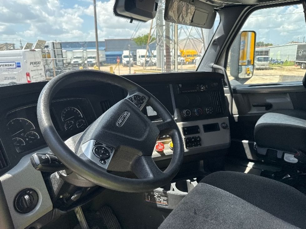 Sleeper Tractor-Heavy Duty Tractors-Freightliner-2020-T12664ST-Houston-TX-616,696\n\t\tmiles-$ 55,250 - Image 10