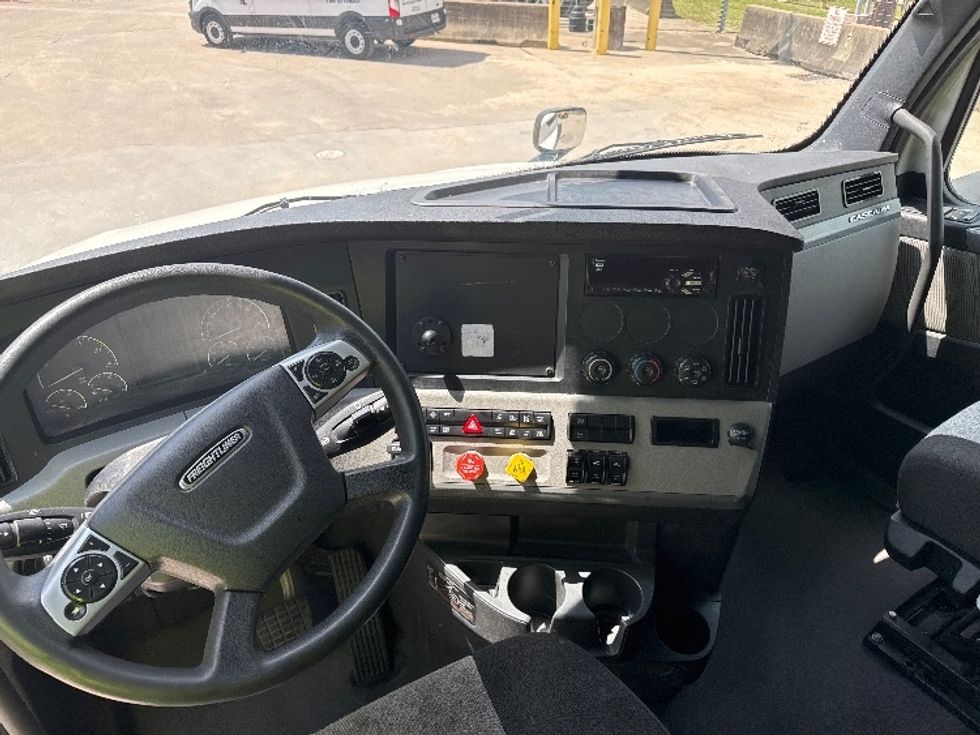 Sleeper Tractor-Heavy Duty Tractors-Freightliner-2020-T12664ST-Houston-TX-616,696\n\t\tmiles-$ 55,250 - Image 11