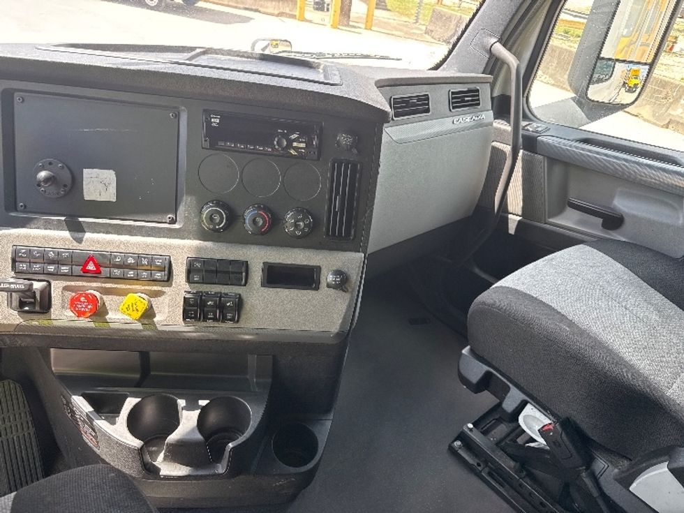 Sleeper Tractor-Heavy Duty Tractors-Freightliner-2020-T12664ST-Houston-TX-616,696\n\t\tmiles-$ 55,250 - Image 12