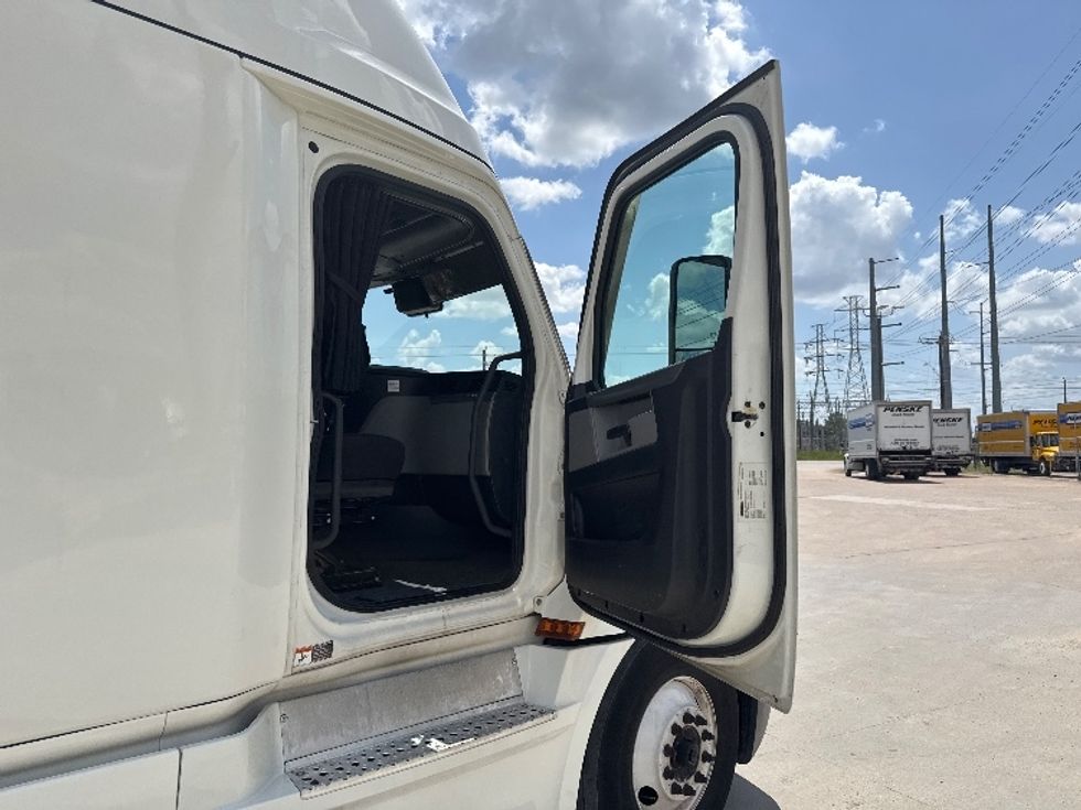 Sleeper Tractor-Heavy Duty Tractors-Freightliner-2020-T12664ST-Houston-TX-616,696\n\t\tmiles-$ 55,250 - Image 13