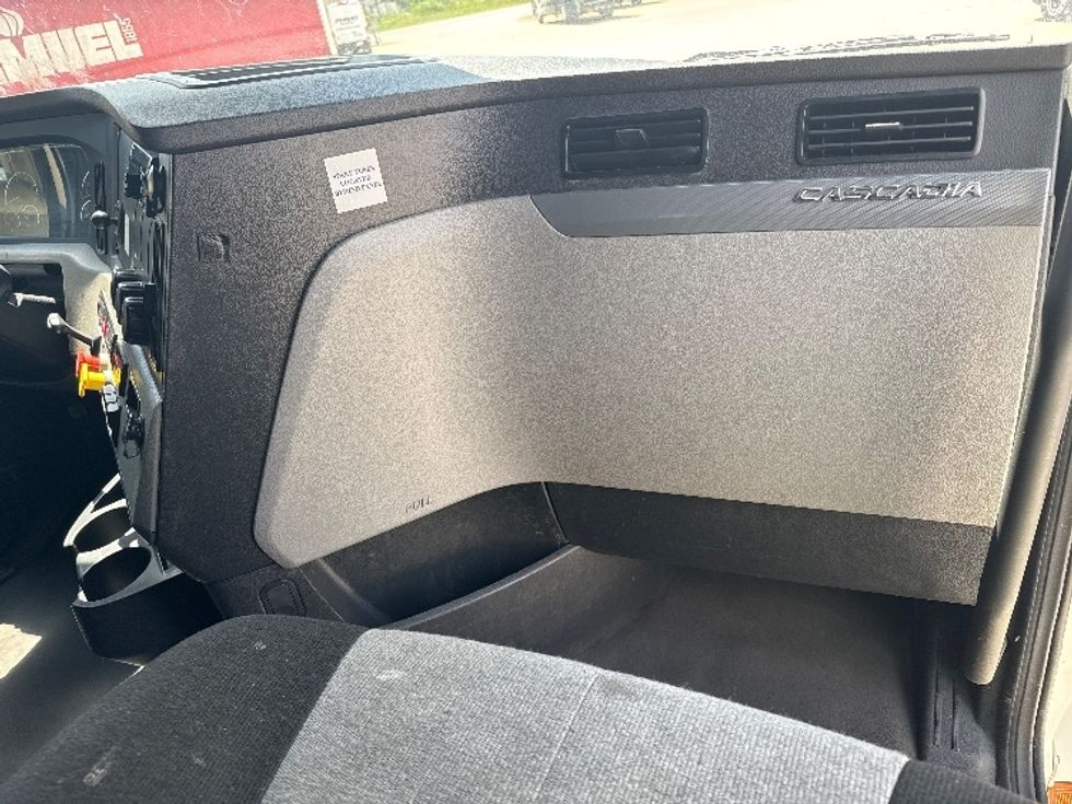 Sleeper Tractor-Heavy Duty Tractors-Freightliner-2020-T12664ST-Houston-TX-616,696\n\t\tmiles-$ 55,250 - Image 14