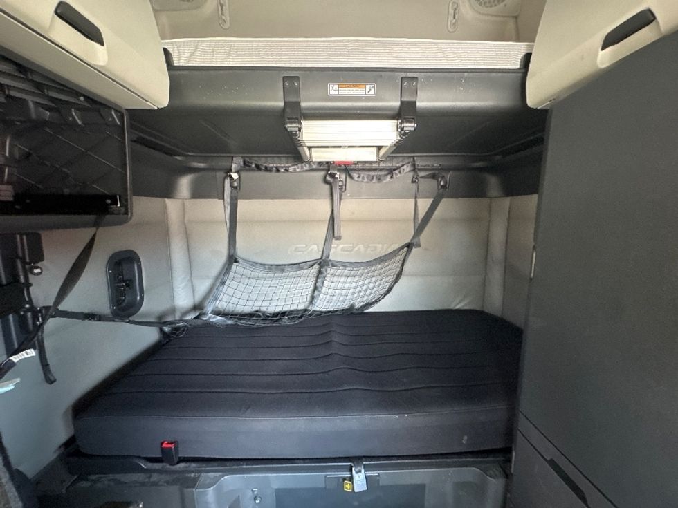 Sleeper Tractor-Heavy Duty Tractors-Freightliner-2020-T12664ST-Houston-TX-616,696\n\t\tmiles-$ 55,250 - Image 16