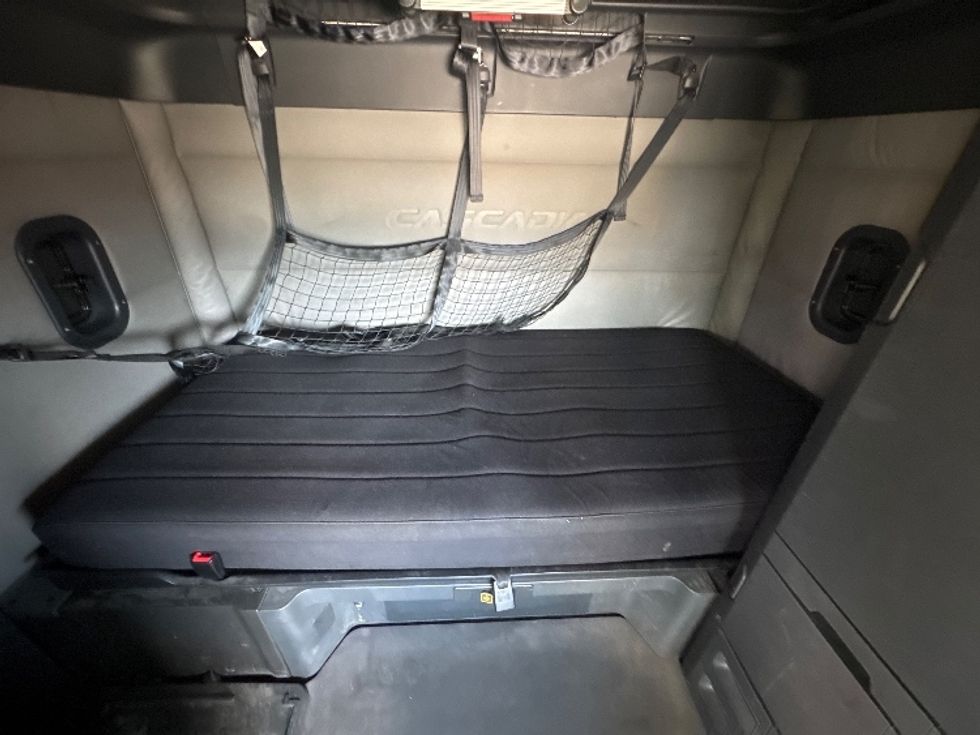 Sleeper Tractor-Heavy Duty Tractors-Freightliner-2020-T12664ST-Houston-TX-616,696\n\t\tmiles-$ 55,250 - Image 17