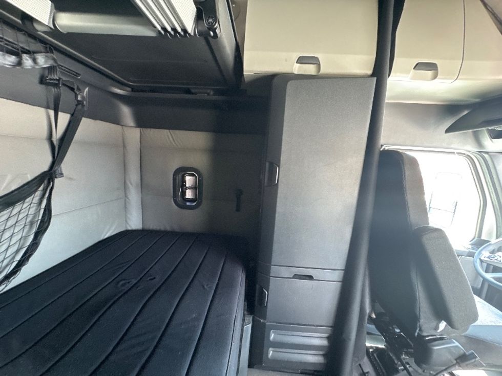 Sleeper Tractor-Heavy Duty Tractors-Freightliner-2020-T12664ST-Houston-TX-616,696\n\t\tmiles-$ 55,250 - Image 18