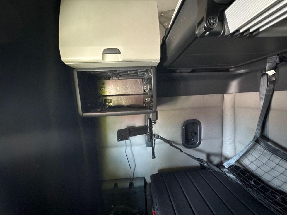 Sleeper Tractor-Heavy Duty Tractors-Freightliner-2020-T12664ST-Houston-TX-616,696\n\t\tmiles-$ 55,250 - Image 19