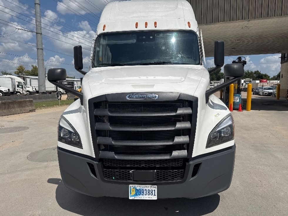 Sleeper Tractor-Heavy Duty Tractors-Freightliner-2020-T12664ST-Houston-TX-616,696\n\t\tmiles-$ 55,250 - Image 2
