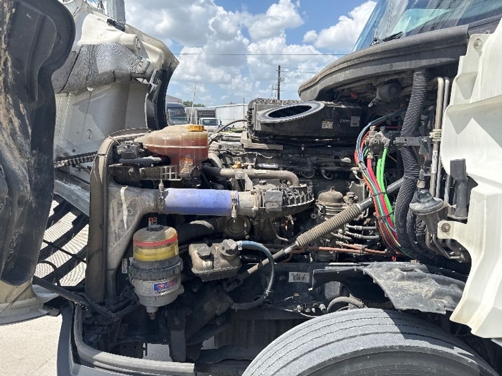 Sleeper Tractor-Heavy Duty Tractors-Freightliner-2020-T12664ST-Houston-TX-616,696\n\t\tmiles-$ 55,250 - Image 21