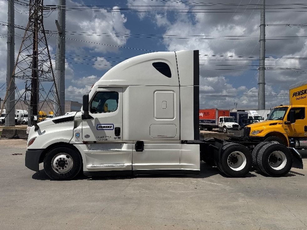 Sleeper Tractor-Heavy Duty Tractors-Freightliner-2020-T12664ST-Houston-TX-616,696\n\t\tmiles-$ 55,250 - Image 4