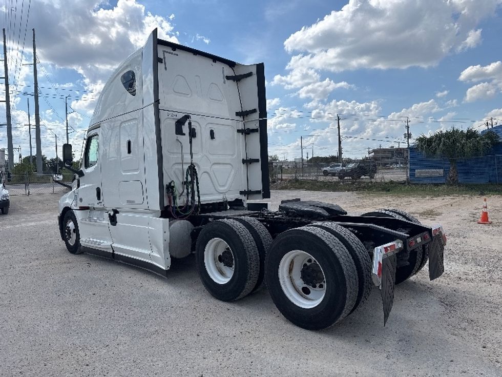 Sleeper Tractor-Heavy Duty Tractors-Freightliner-2020-T12664ST-Houston-TX-616,696\n\t\tmiles-$ 55,250 - Image 5