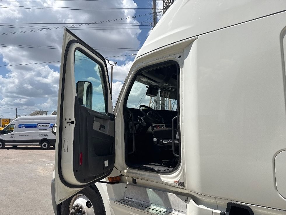 Sleeper Tractor-Heavy Duty Tractors-Freightliner-2020-T12664ST-Houston-TX-616,696\n\t\tmiles-$ 55,250 - Image 9