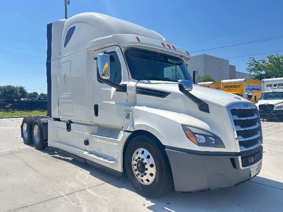 Sleeper Tractor-Heavy Duty Tractors-Freightliner-2020-T12664ST-Houston-TX-654,015\n\t\tmiles-$ 52,500 - Image 1